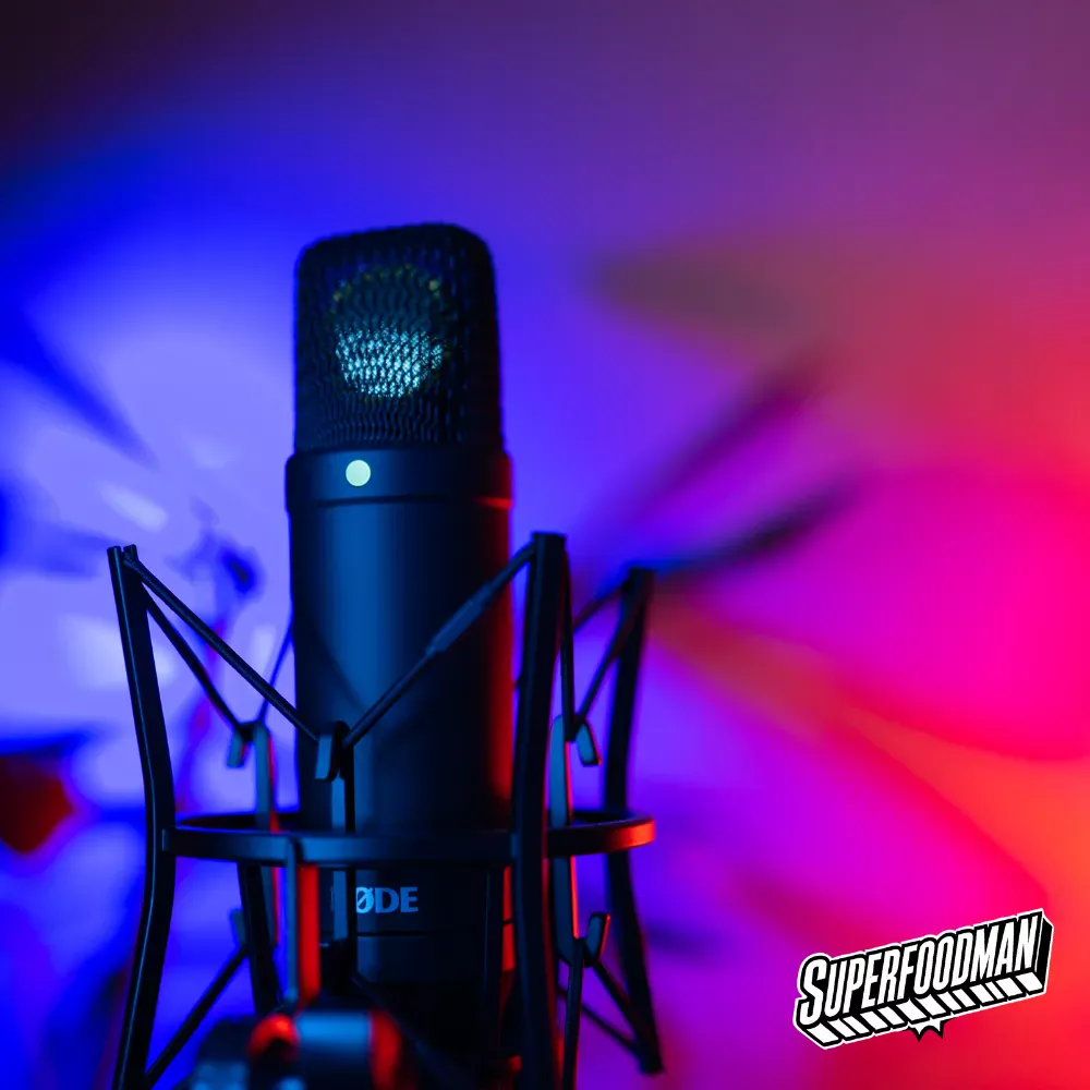 Microphone de studio professionnel avec éclairage coloré – plateforme LMS Superfoodman de formation en marketing et design développée par YASSITE