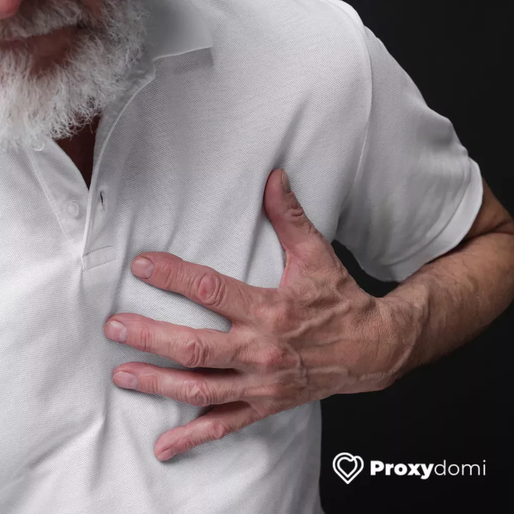 Personne âgée tenant sa poitrine – service de téléassistance Proxydomi, plateforme SaaS développée par YASSITE
