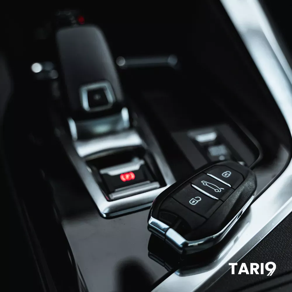 Clé de voiture posée sur la console d'un véhicule – TARI9, marketplace P2P de location de voitures au Maroc développée par YASSITE